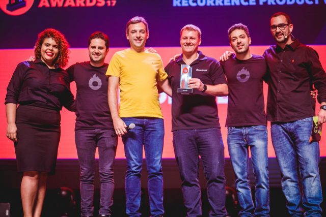 leadlovers é a Empresa com Maior número de Afiliados no Brasil - No centro, Diego Carmona e Fabio Verschoor (CVO e COO do leadlovers, respectivamente) recebendo um dos prêmios Hotmart Awards no Fire 2017