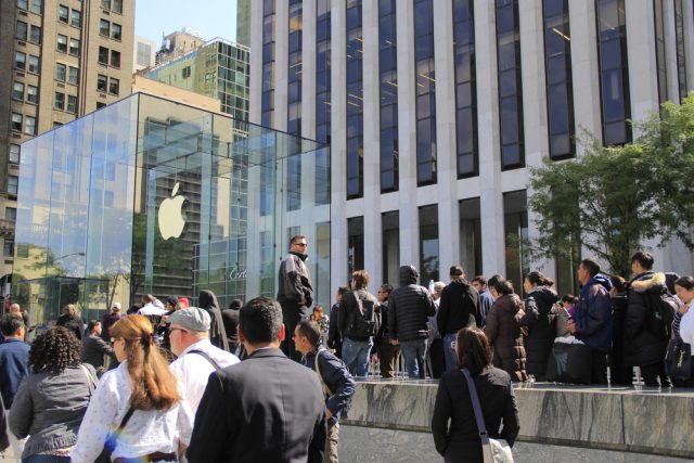 Círculo dourado: Pessoas esperando na fila para o lançamento do iPhone 6 em setembro de 2014